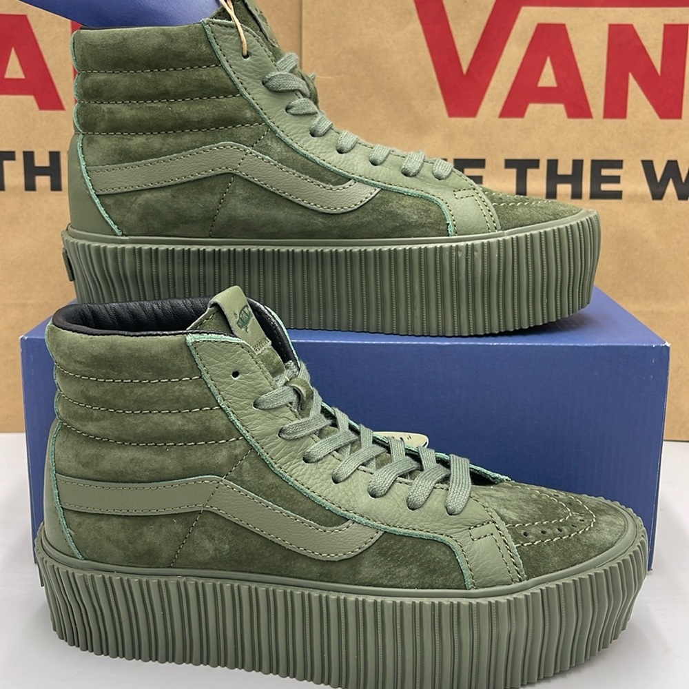 Vans WMNS Sk8-Hi Reissue 3 Platform Lx Suede/Leather Army
VN000CNFARM
Mono Snkrs - Picture 1 of 16